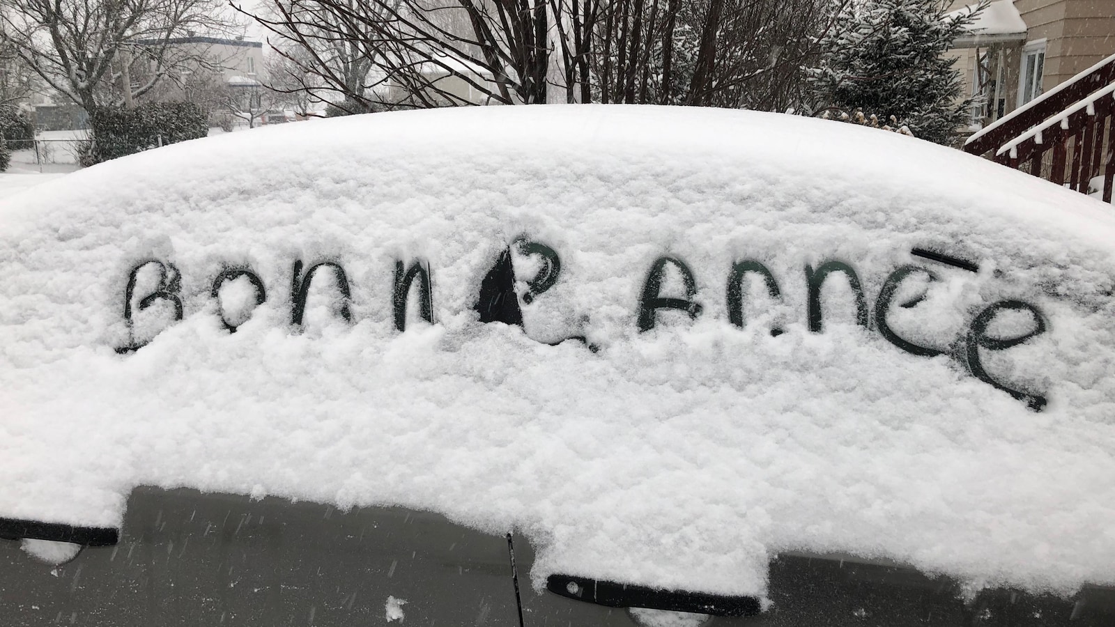 Bonne annÃ©e Ã©crit dans une vitre d'auto.