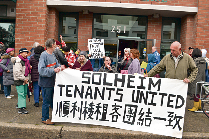 逾50名租户在顺利楼前抗议，敦促中侨尽快解决问题。