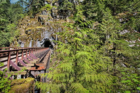 “奥赛罗隧道”（Othello Tunnels）景点，将在本长周末开放。（BC Parks）