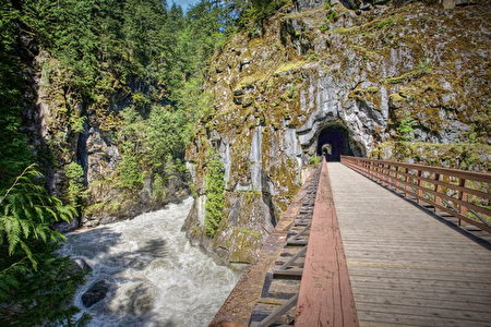 “奥赛罗隧道”（Othello Tunnels）景点，将在本长周末开放。（BC Parks）