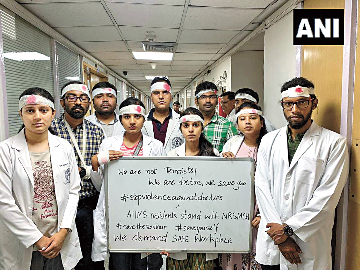 AIIMS住院医生协会谴责加尔各答暴力事件，图为医生们头上缠着绷带，以示抗议。网上图片
