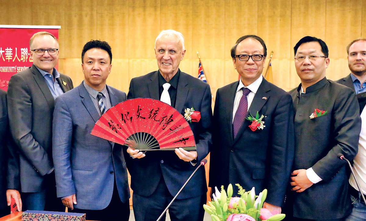 ■(左起)朱理民、王白进、麦当诺、孔玮玮、牛华等参加文化节新闻发布会。