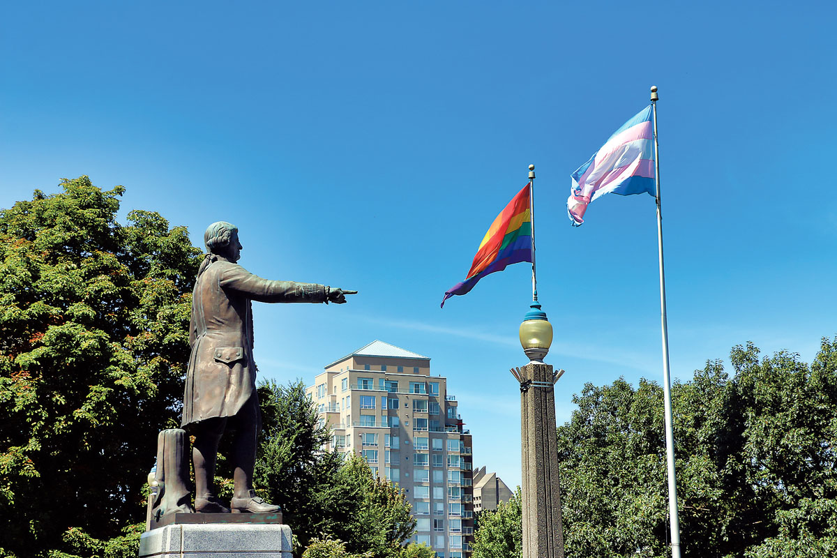 ■象征同性恋的彩虹旗和认同变性人权利的粉红和蓝色旗，在温哥华市府上空飘扬。