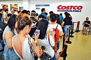 Costco上周二在上海开幕时,吸引大批市民前去购物。