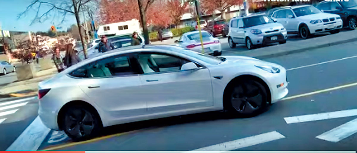■该部行駇中的特斯拉汽车,司机座位明显是无人。截屏图