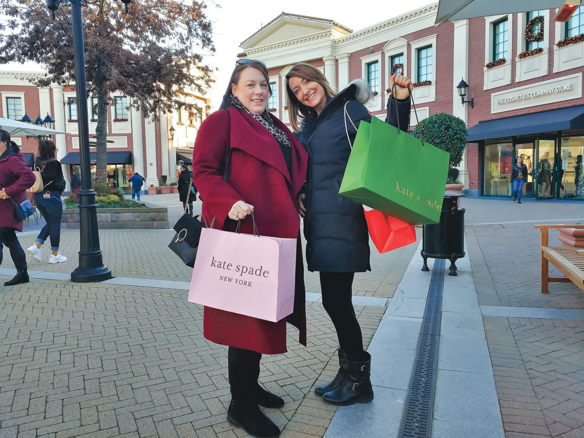 ■来自英国的Karen（左），与朋友对温哥华购物体验表示赞赏。