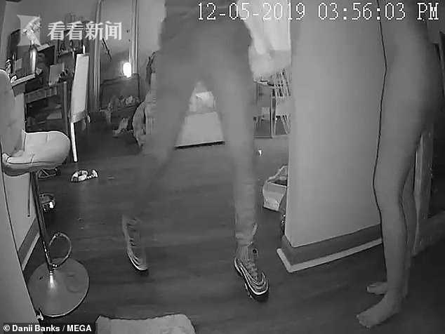 美国女网红家中进窃贼 裸身应对持枪窃贼引热议