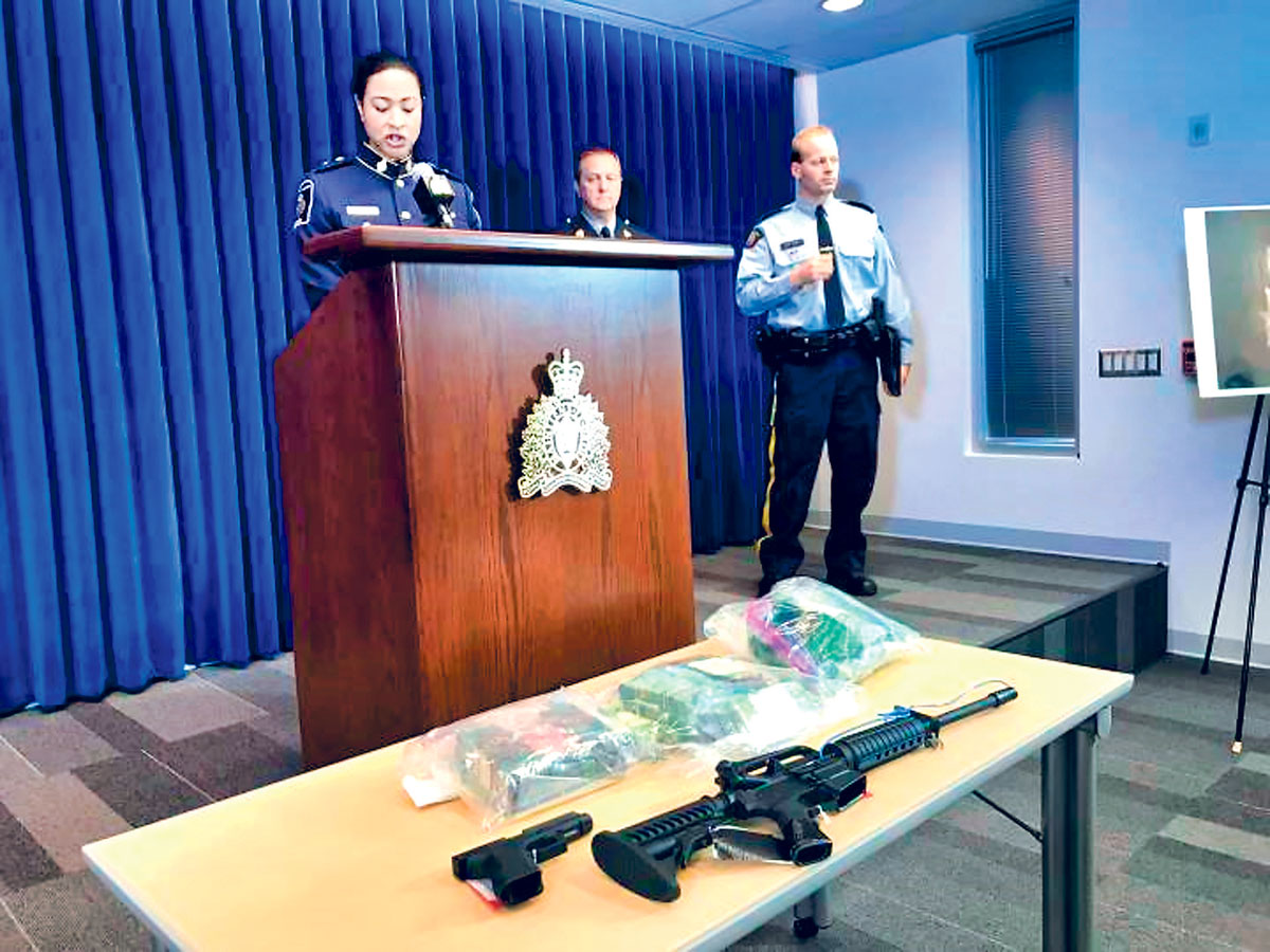■皇家骑警与加拿大边境服务局，展示部分在行动中起出的毒品、枪械和现金。Global