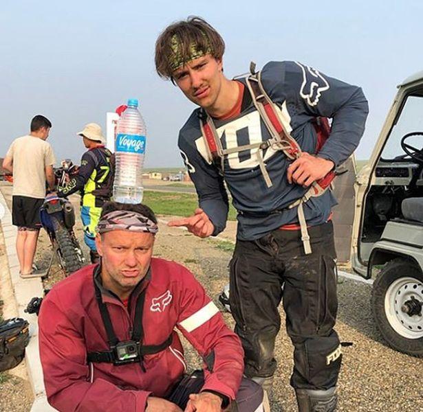 加拿大父亲为帮儿子戒掉手机瘾，狠心将其带往蒙古冒险一个月