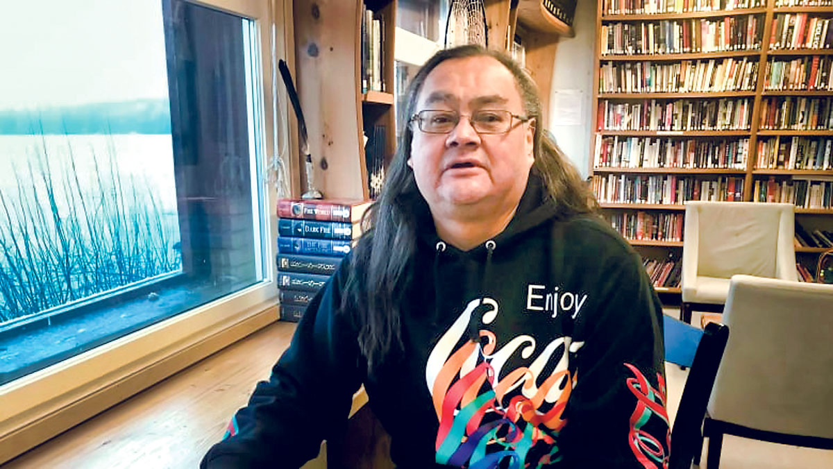 ■约翰逊带12岁孙女到银行开户口，被怀疑当中有欺诈行为。CBC