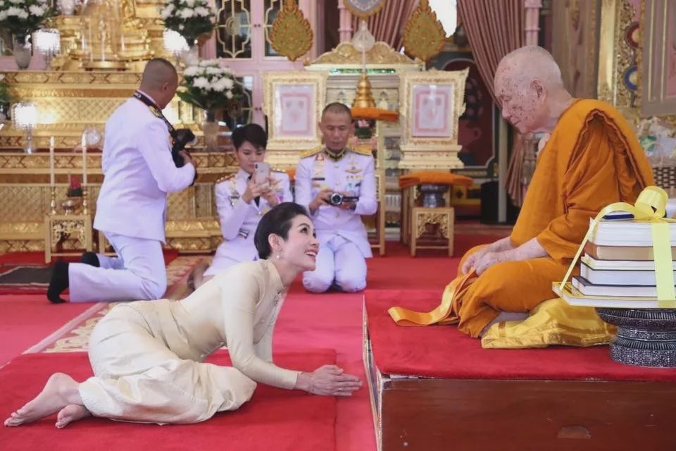 泰国新贵妃被废2月后惨死监狱？疑似葬礼图被曝光