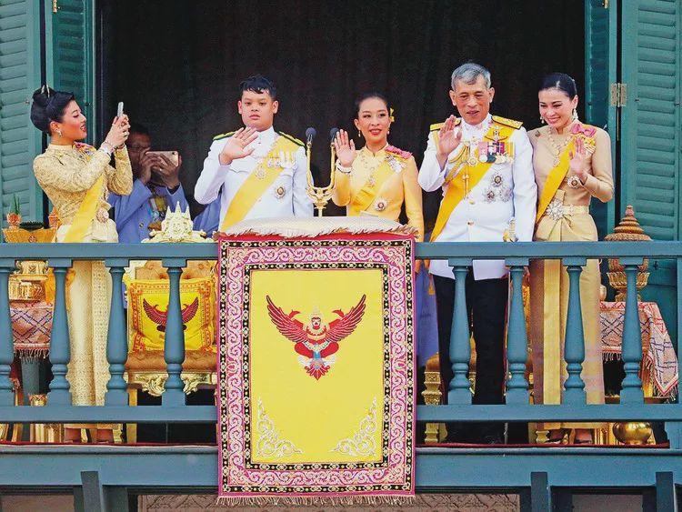 泰国新贵妃被废2月后惨死监狱？疑似葬礼图被曝光