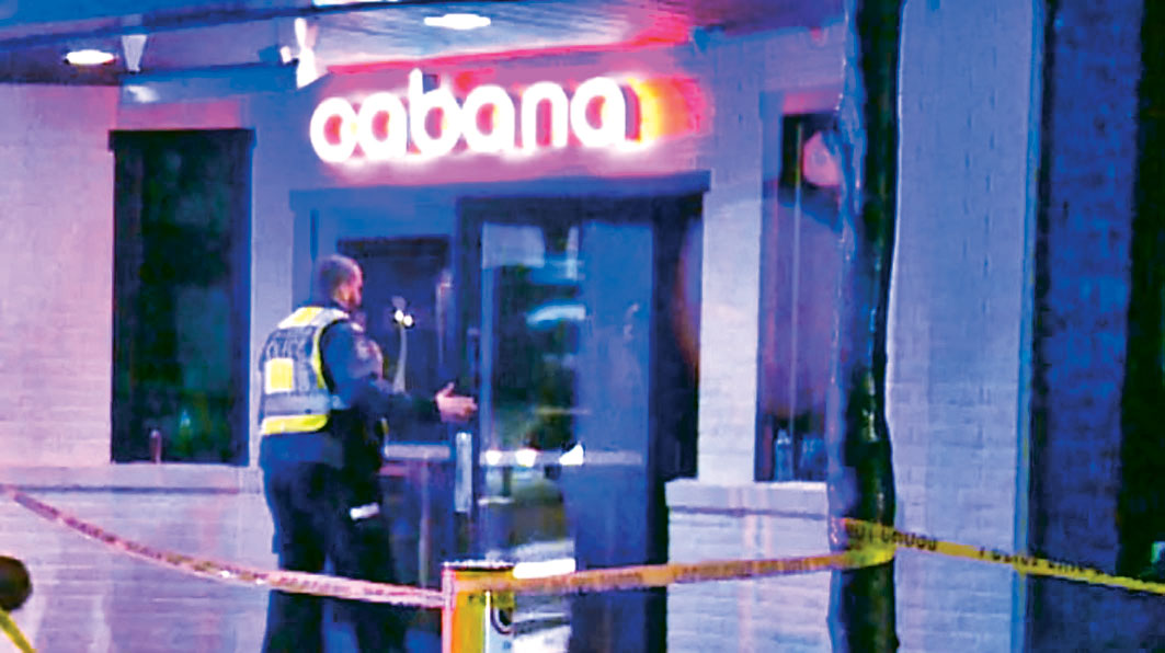 ■温市一夜总会门前，周六凌晨发生多人被刺伤案件。CBC