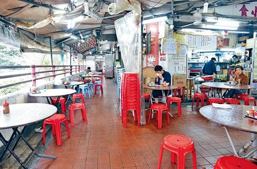 市民减少外出，食店中午饭时间空位较食客多的苦况。