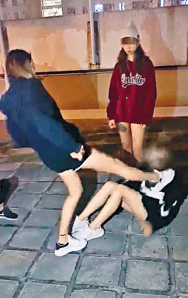 “牛丸”及红衣女(在逃)轮流施虐,掌
掴、狂踢及扯女事主头发。 网上图片