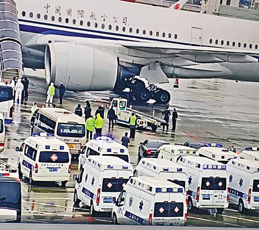 德国回上海航班上有发烧旅客，大批救护车停机坪戒备。