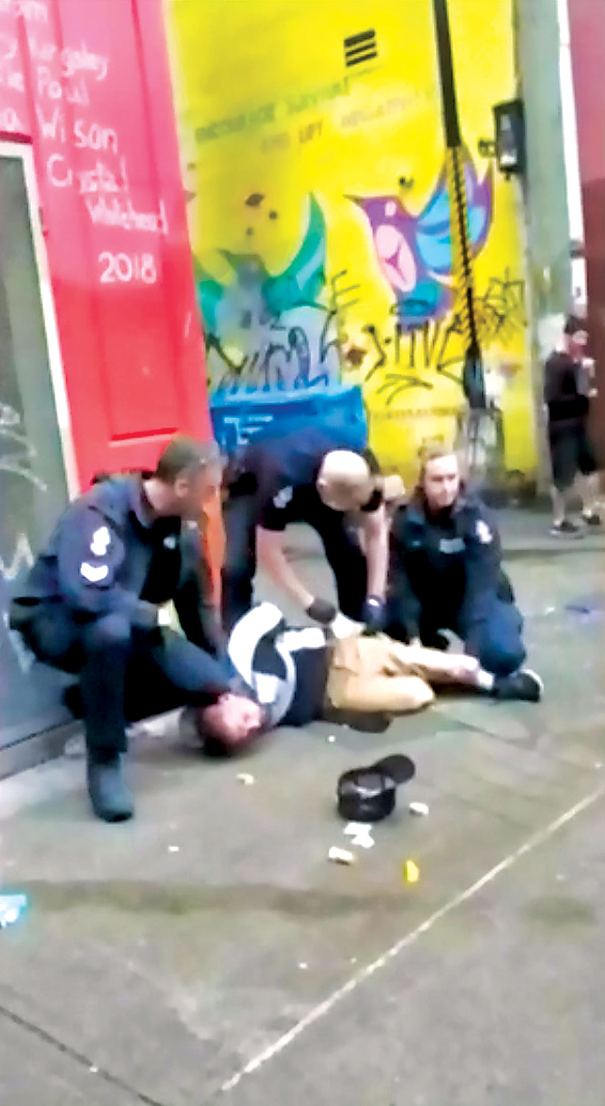 ■温市警员在市中心东端拘捕一名疑犯时,被指过分使用武力。视频截图 CTV