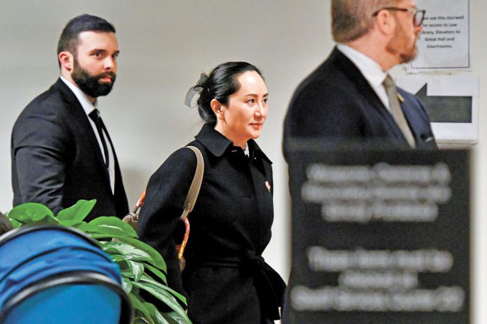 FILE PHOTO: Huawei Chief Financial Officer Meng Wanzhou leaves B.C. Supreme Court following her extradition hearing in Vancouver 图片