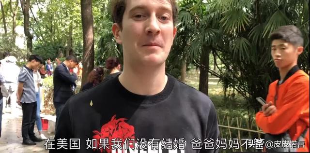 在中国被吹捧成“神”的外国网红，为什么被美国人骂成狗？
