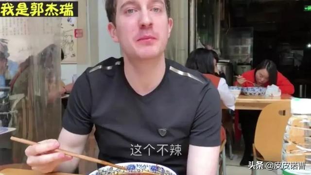 在中国被吹捧成“神”的外国网红，为什么被美国人骂成狗？