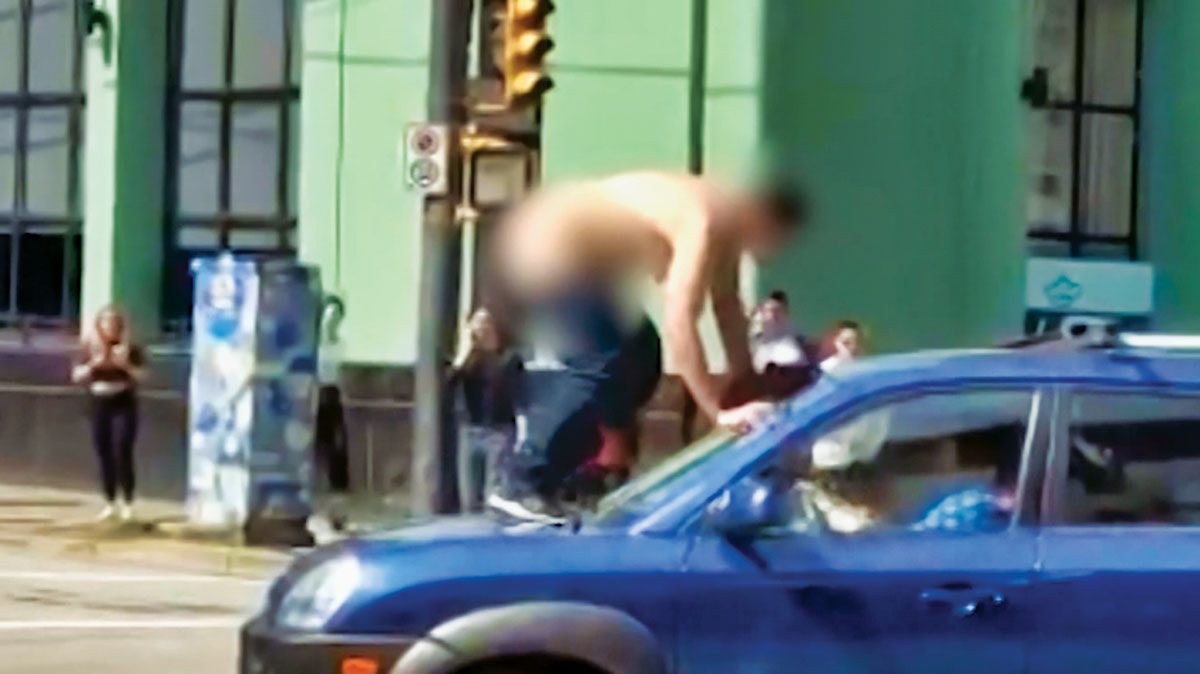 ■温市中心一个半裸男子无缘无故冲入车流中。CTV