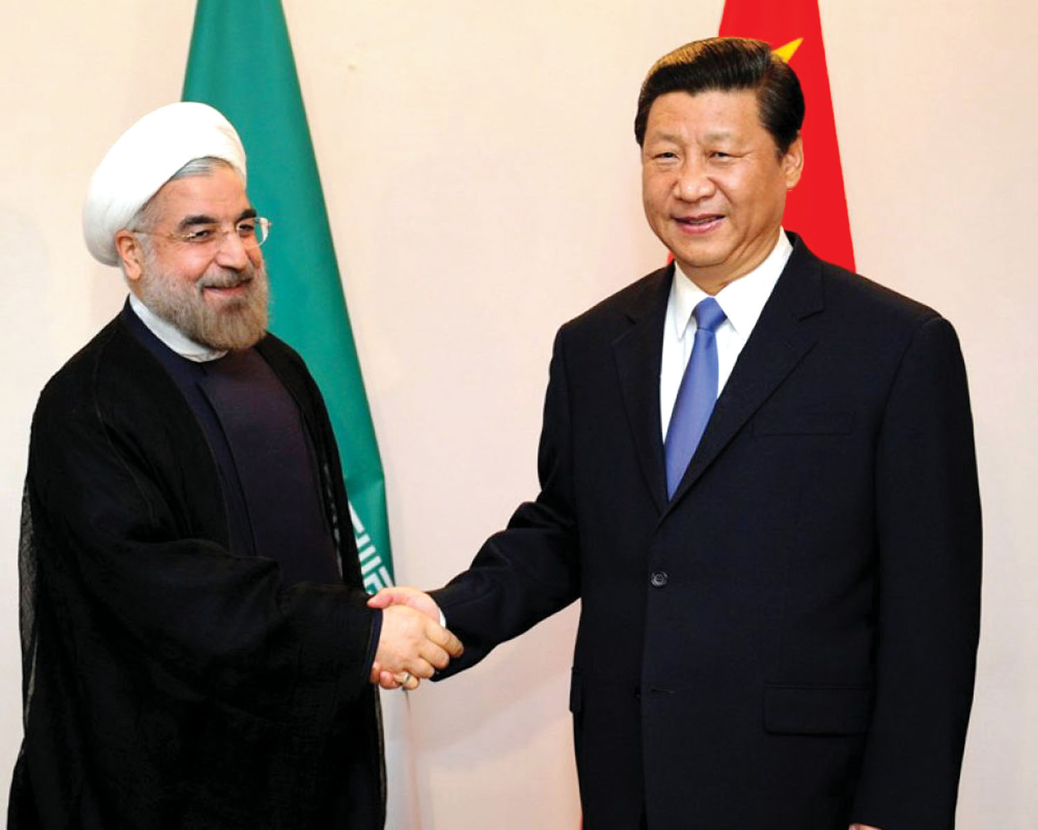 中国与伊朗据报将签署长达25年的合作协议。这或许会打击美国对伊朗的制裁政策,令中美关系更进一步紧张。图为中国国家主席习近平(右)和伊朗总统鲁哈尼会面。资料图片
