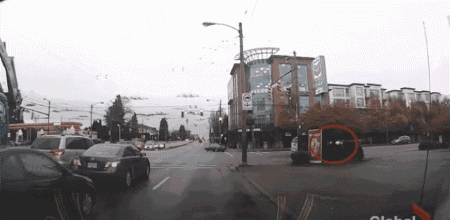 20200930_16015113842872.gif 超速车祸.gif