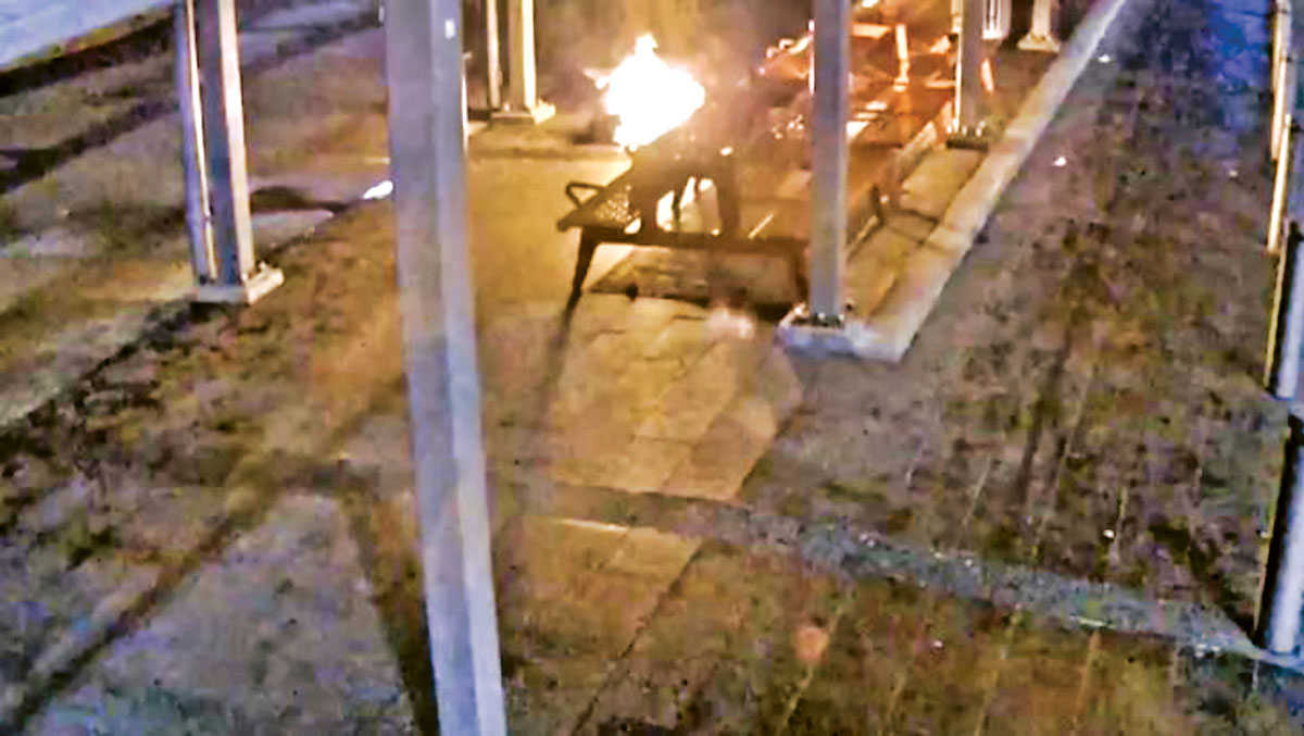■温市警方正调查市中心一个女性露宿者物品遭纵火的案件。 视频截图
