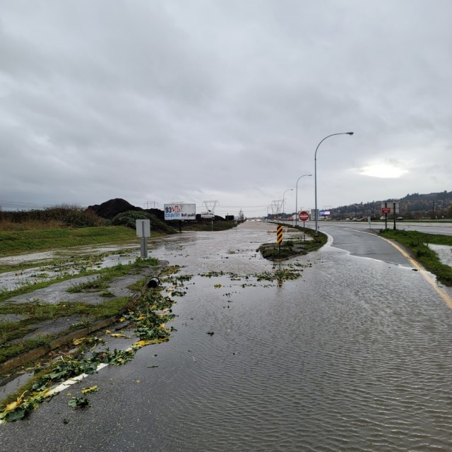 通往 Abbotsford 高速公路的 Cole Road 出口在水下。