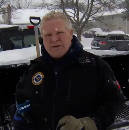 省长亲自铲雪帮助被困车辆，被网友质疑作秀