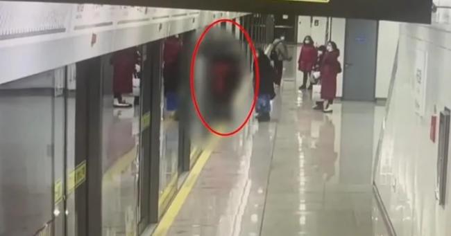 上海地铁恐怖意外 女乘客被月台门夹伤致死