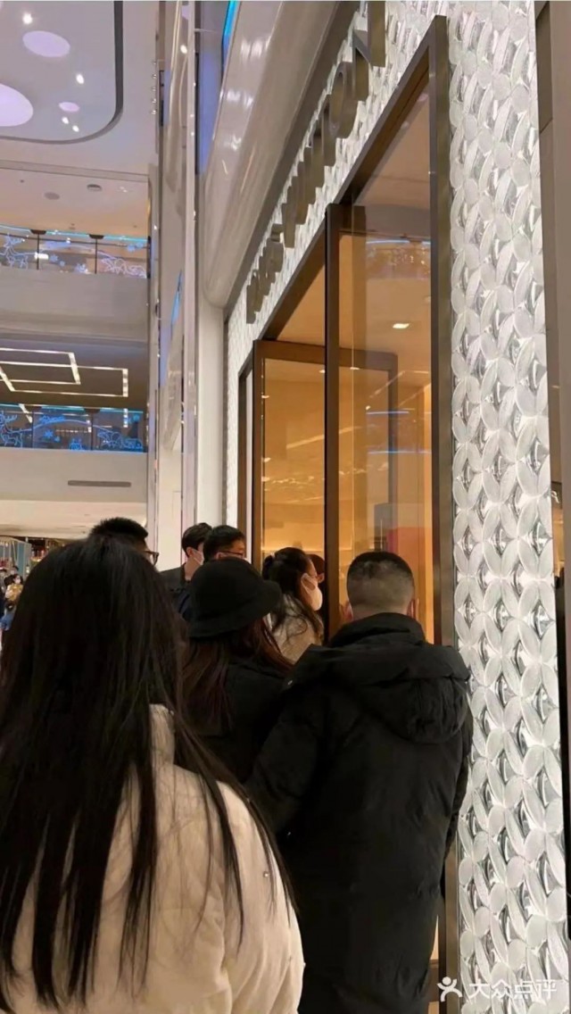 大温LV一晚涨价00 华人大排长龙抢疯了