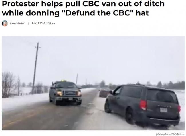 非常加拿大！CBC采访车陷入深沟，抗议者仗义出手拖车！这一幕真暖…