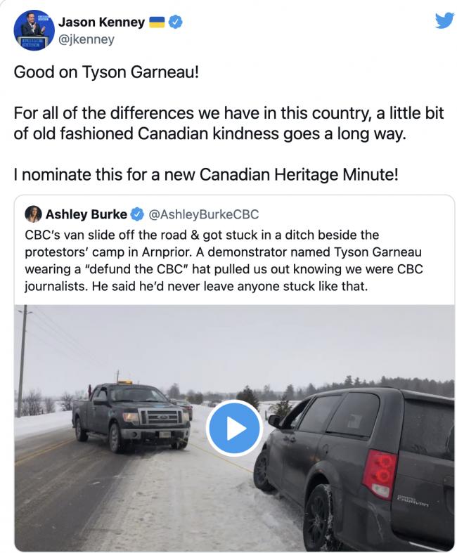 非常加拿大！CBC采访车陷入深沟，抗议者仗义出手拖车！这一幕真暖…