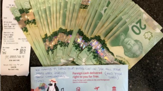 非常加拿大！CBC采访车陷入深沟，抗议者仗义出手拖车！这一幕真暖…