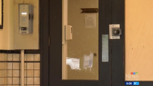 可怕：华人女子闹市竟遭白人暴力劫车，尖叫倒地…