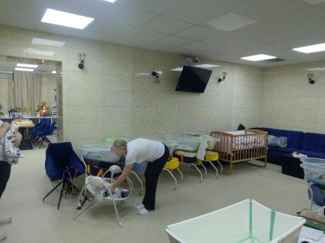无法离开：乌克兰“代孕妈妈”们必须返回战区防空洞，为西方富人客户生娃