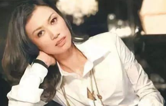 “虎妻”邓文迪近照曝光：毫无亚洲样貌！离婚多年还能分走268亿，野心有多大？