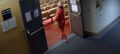 大温华人女子操刀冲进法庭 狂捅同胞 血溅满地
