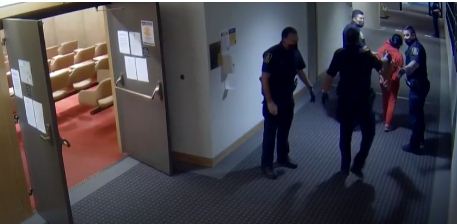 大温华人女子操刀冲进法庭 狂捅同胞 血溅满地