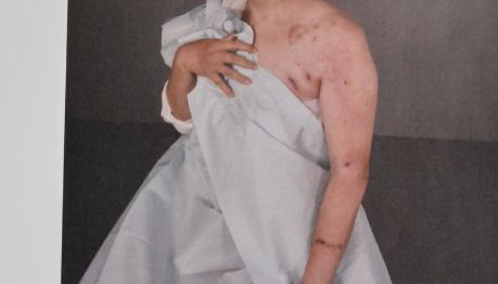 大温华人女子操刀冲进法庭 狂捅同胞 血溅满地