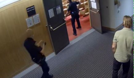 大温华人女子操刀冲进法庭 狂捅同胞 血溅满地