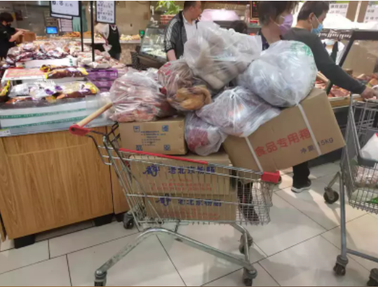 北京新增封控管控区 民众陷“囤物资”狂潮