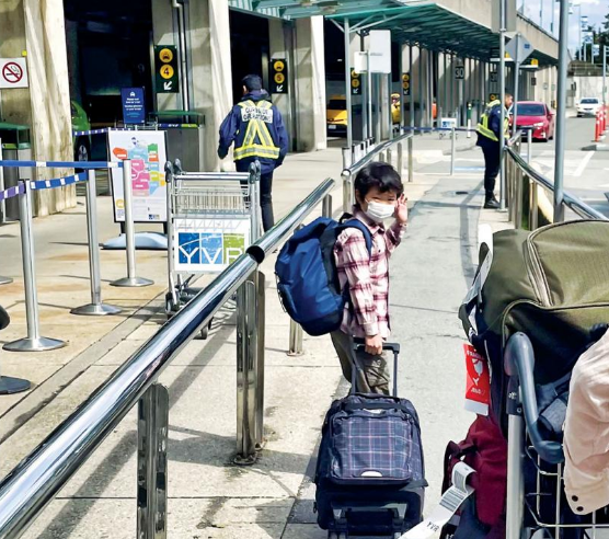 入境放宽出现人潮 温哥华机场旅客赞畅通无阻