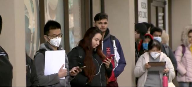 大温华裔办护照排队12小时无果 暴利“代排”来了