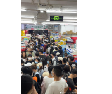 郑州4日起封城一周 市民急囤货 超市抢购一空 郑州4日起封城一周 市民急囤货 超市抢购一空