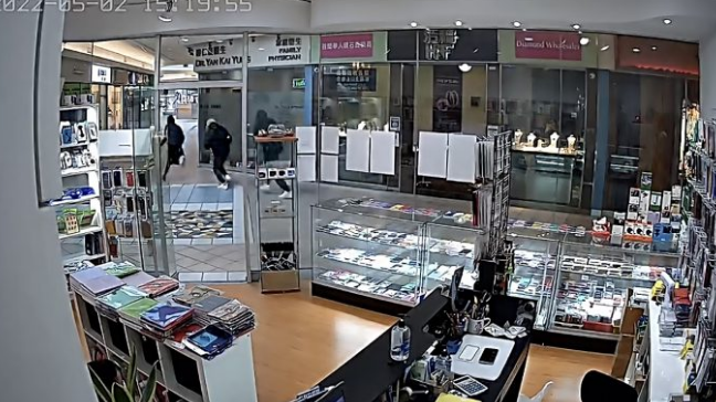 华人珠宝店遭4名黑人打劫 疯狂砸抢快速逃窜