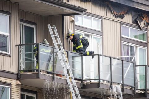 温哥华惊传爆炸声 熊熊烈焰吞没建筑黑烟滚滚