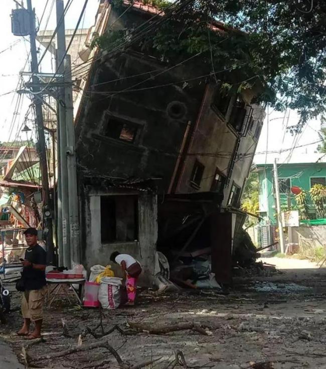 突发！旅游胜地7级地震 伤亡数十 引发海啸