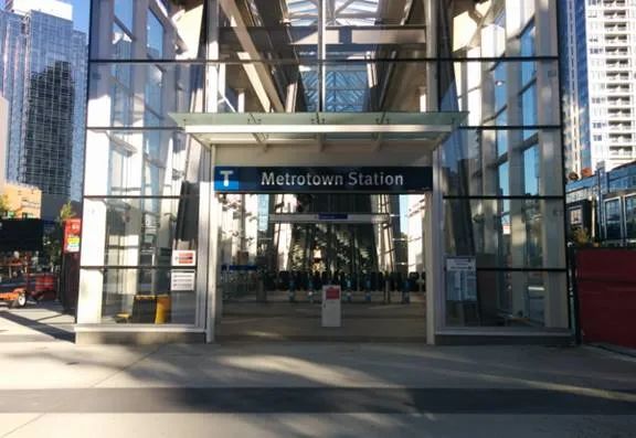 现场曝光 Metrotown惊爆男子持3刀恐吓 警方掏枪